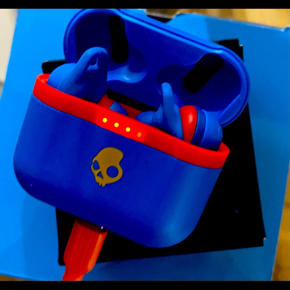 New Skull candy Bluetooth earbuds,30 hours total battery with rapid charge.